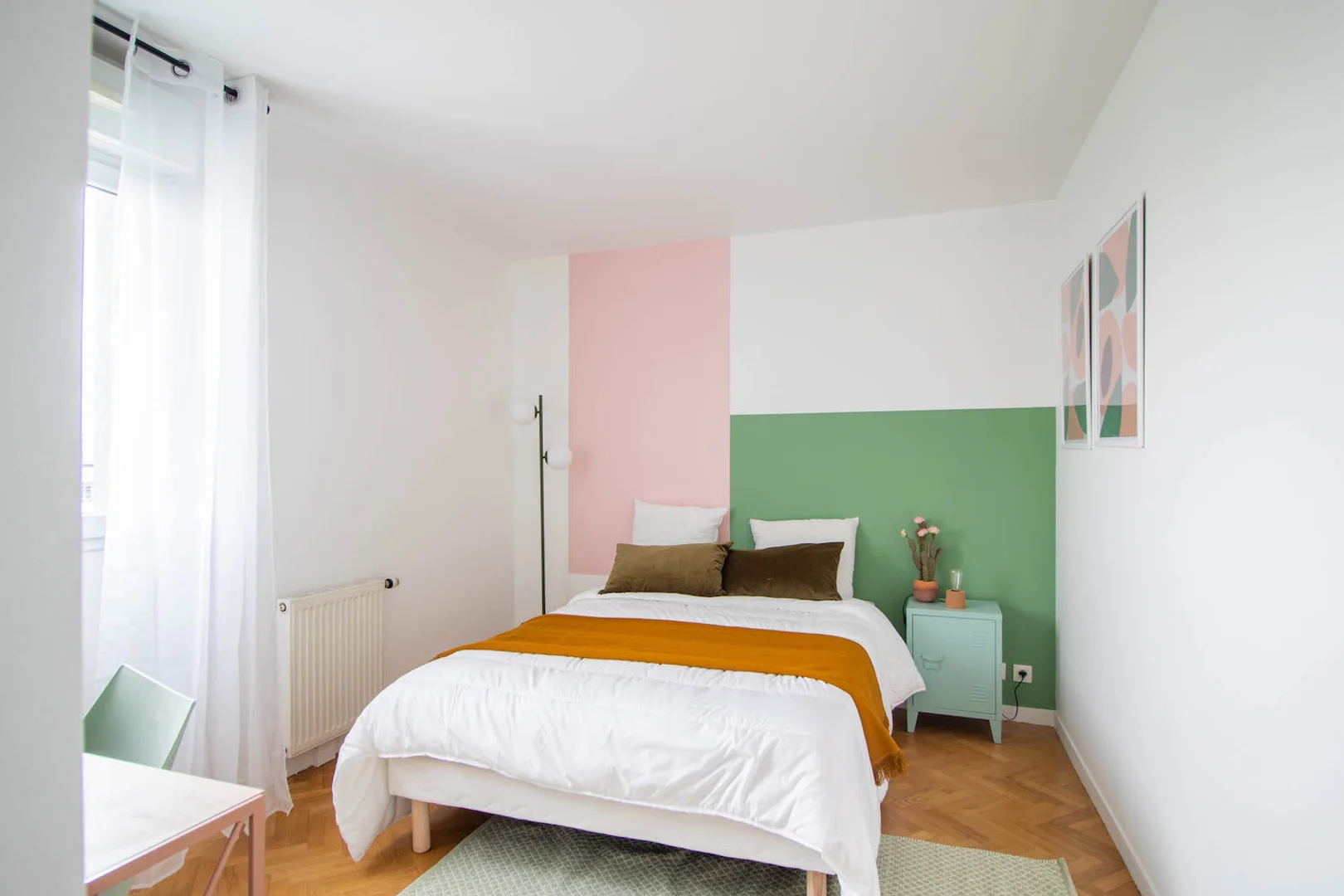 Quarto de estudante confortável e espaçoso em