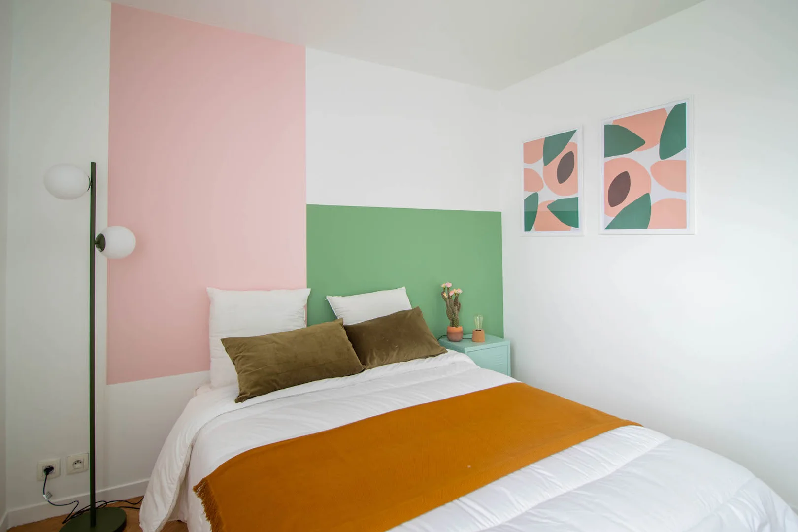 Quarto de estudante em com área de estudo e instalações partilhadas