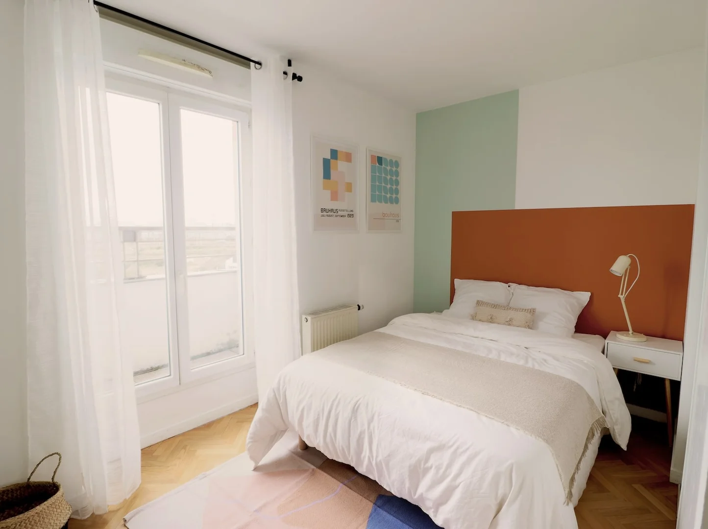 Habitación estudiantil funcional perfecta para estudiar en