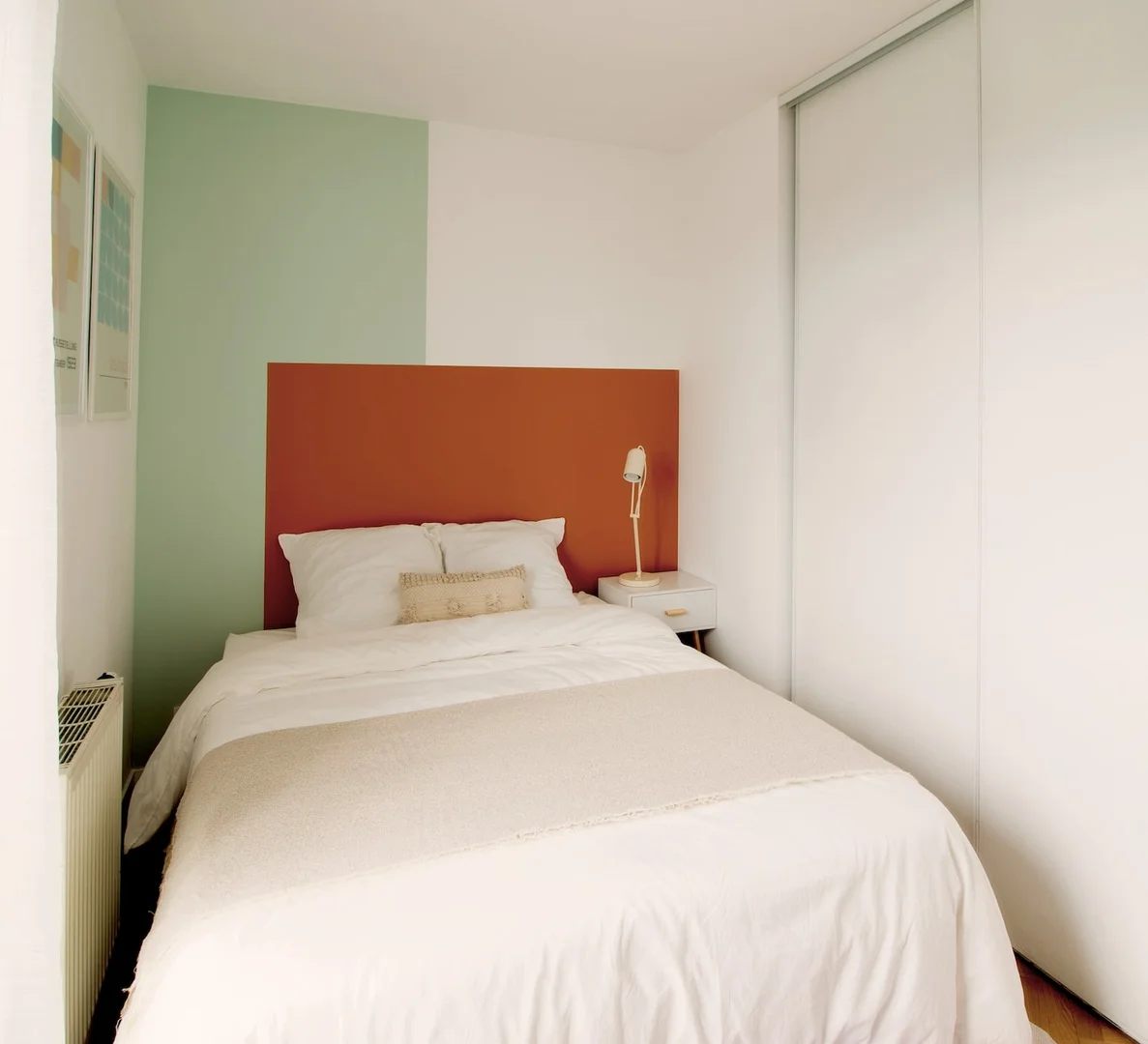 Habitación estudiantil funcional perfecta para estudiar en