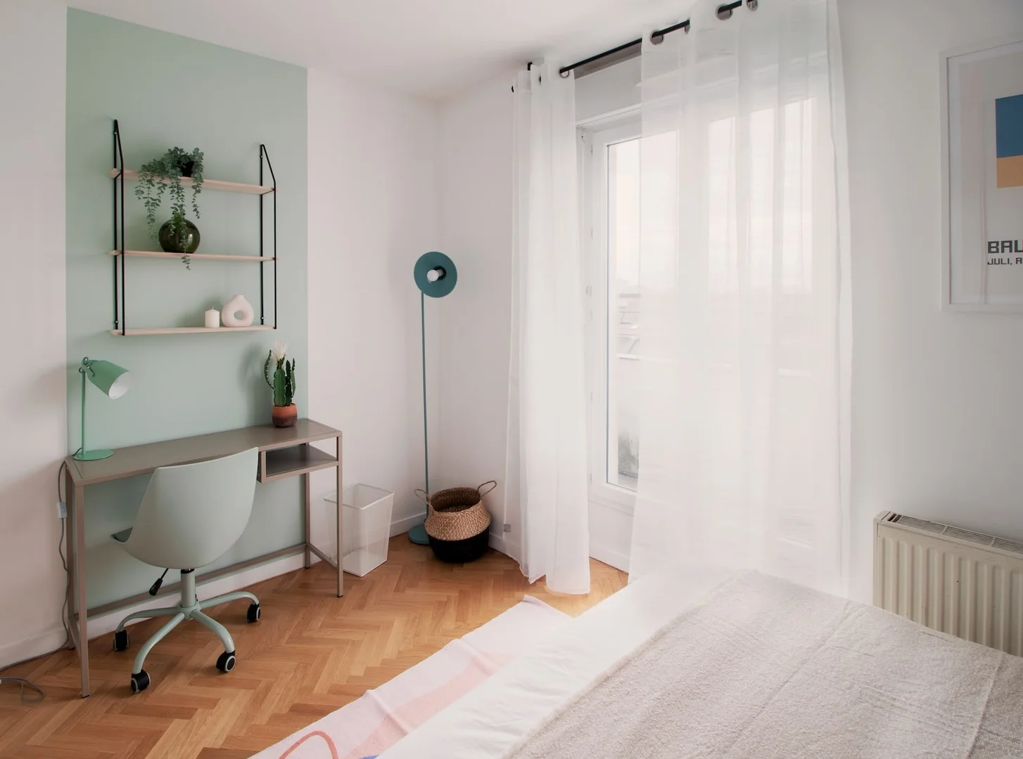 Habitación estudiantil amplia y cómoda en