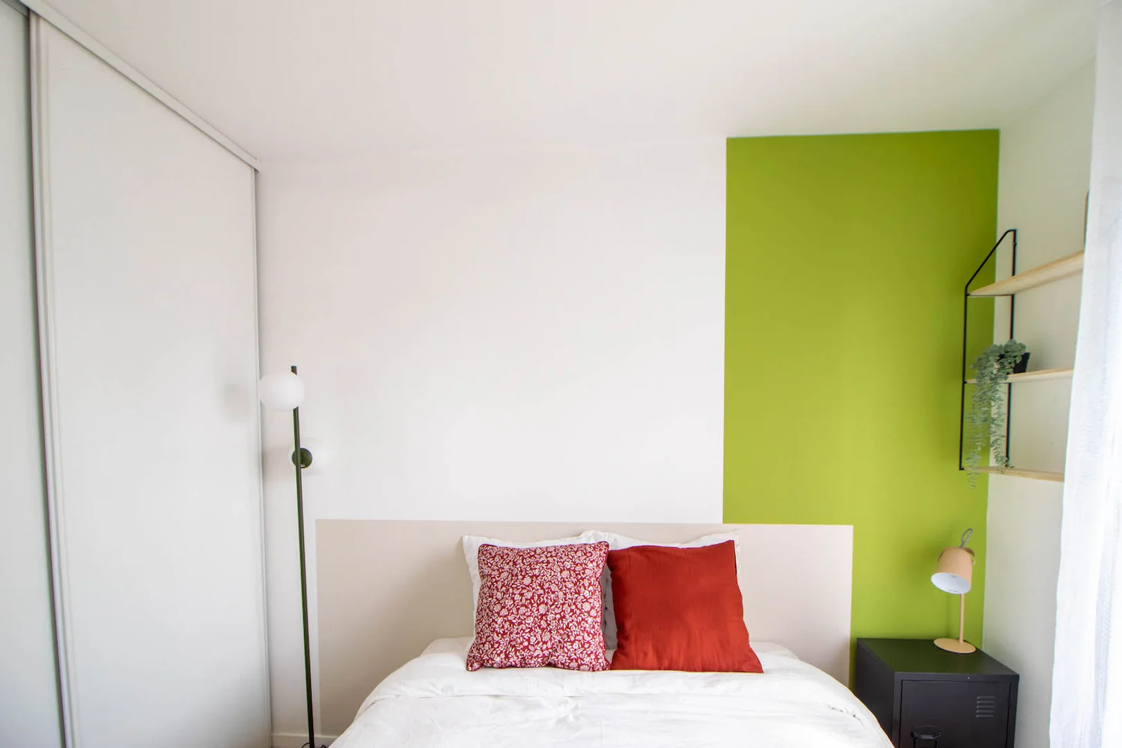 Affordable room for students with ample lighting in 