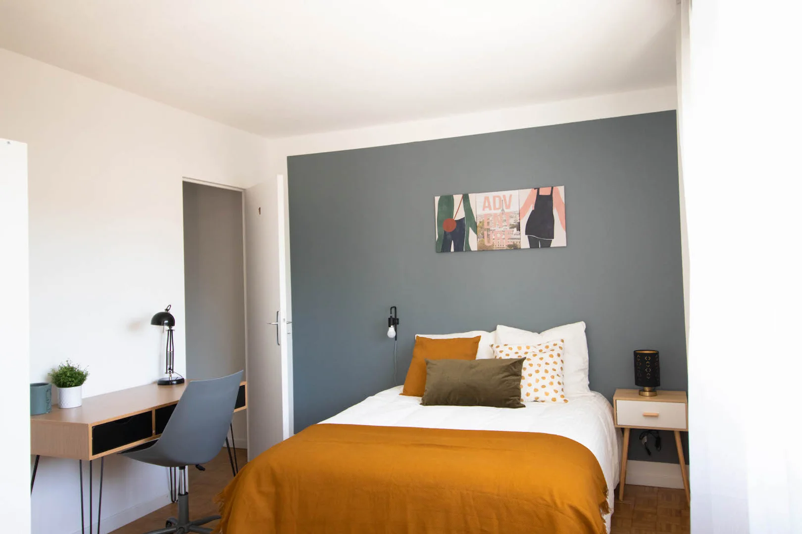 Quarto acessível para estudantes com iluminação ampla em 