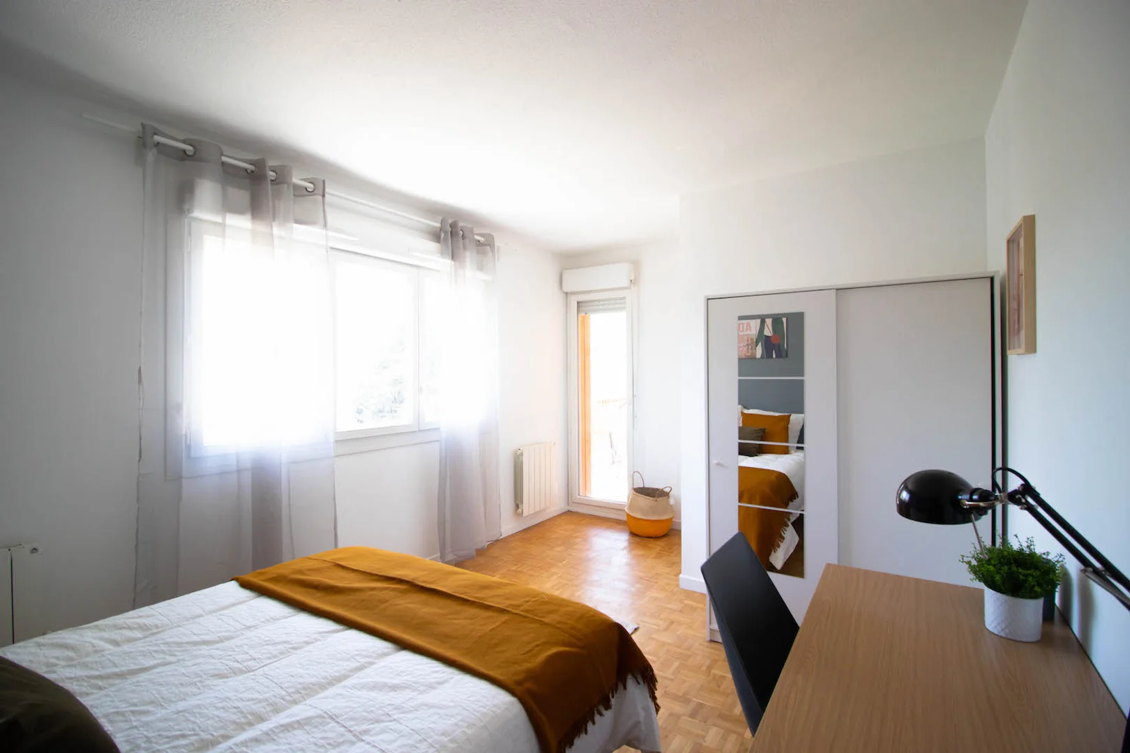 Quarto de estudante luminoso e arejado com acesso fácil à universidade em 