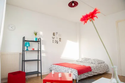 Quarto para alugar ao mês em {area}