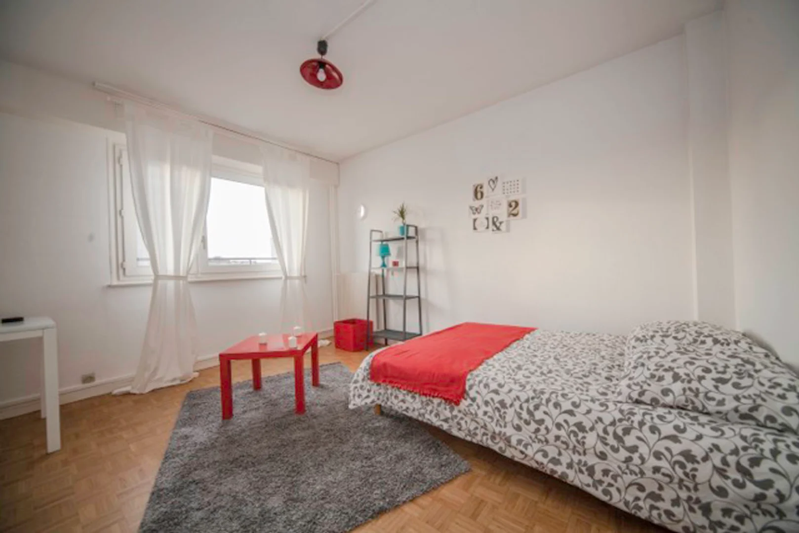 Quarto de estudante em  com área de estudo e instalações partilhadas