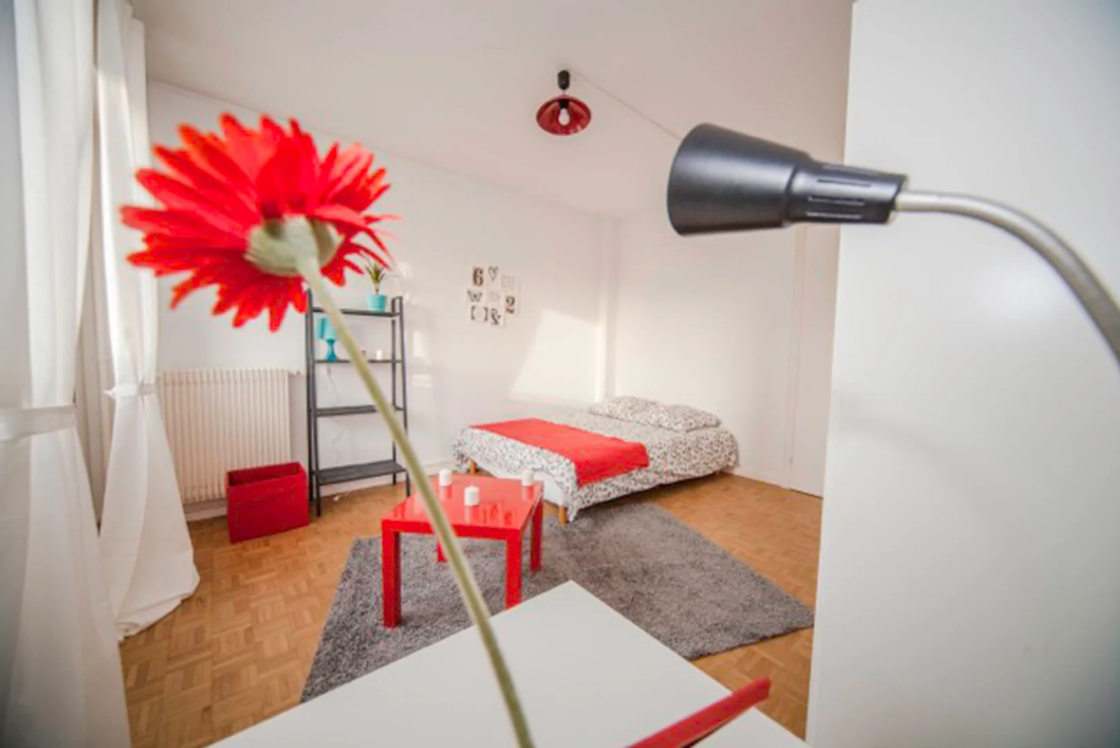 Quarto de estudante luminoso e arejado com acesso fácil à universidade em 
