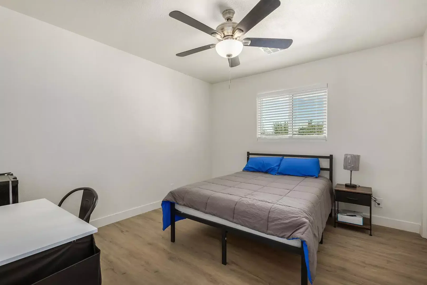 Chambre confortable pour étudiants disponible dans 