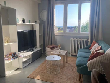 Bright private room in {area}