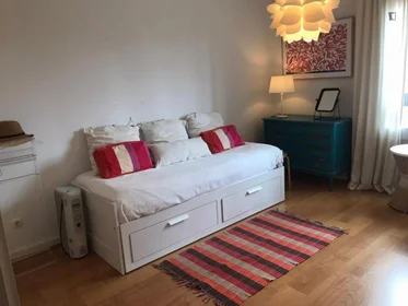 Chambre privée à Alameda Alto da Barra, image 1 de 7