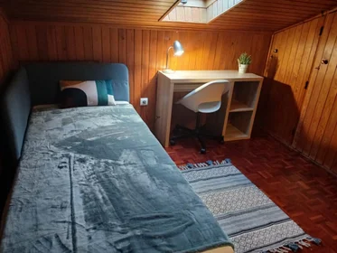 Quarto privado em R. Octaviano de Sá, imagem 1 de 10