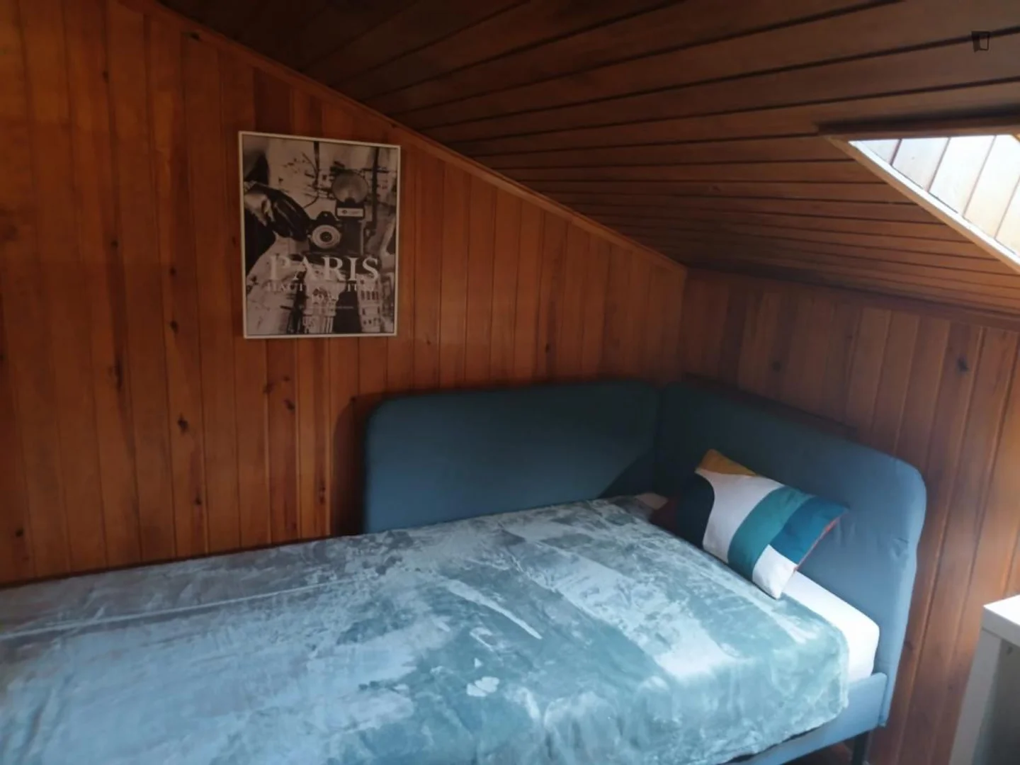 Quarto de estudante em com área de estudo e instalações partilhadas