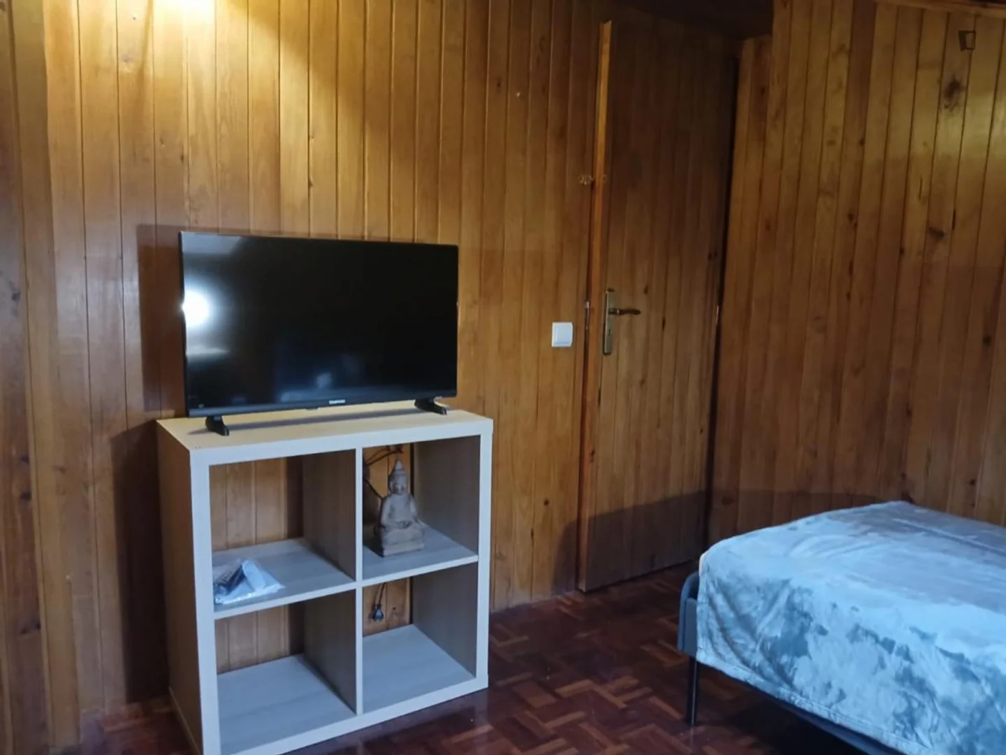 Quarto de estudante em com área de estudo e instalações partilhadas