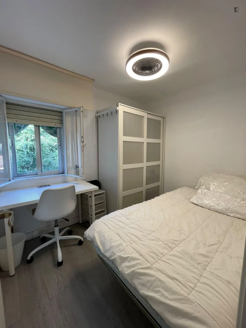 Chambre conviviale pour les étudiants dans avec des équipements modernes