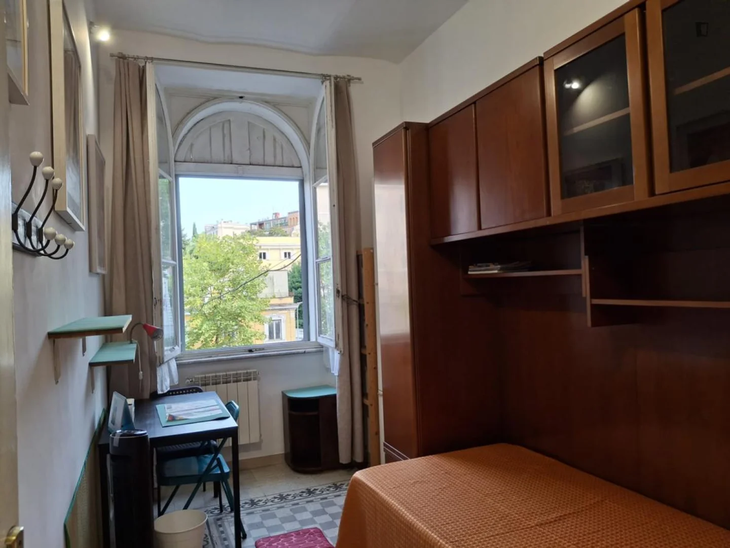 Quarto para alugar em apartamento de estudantes em , totalmente mobilado