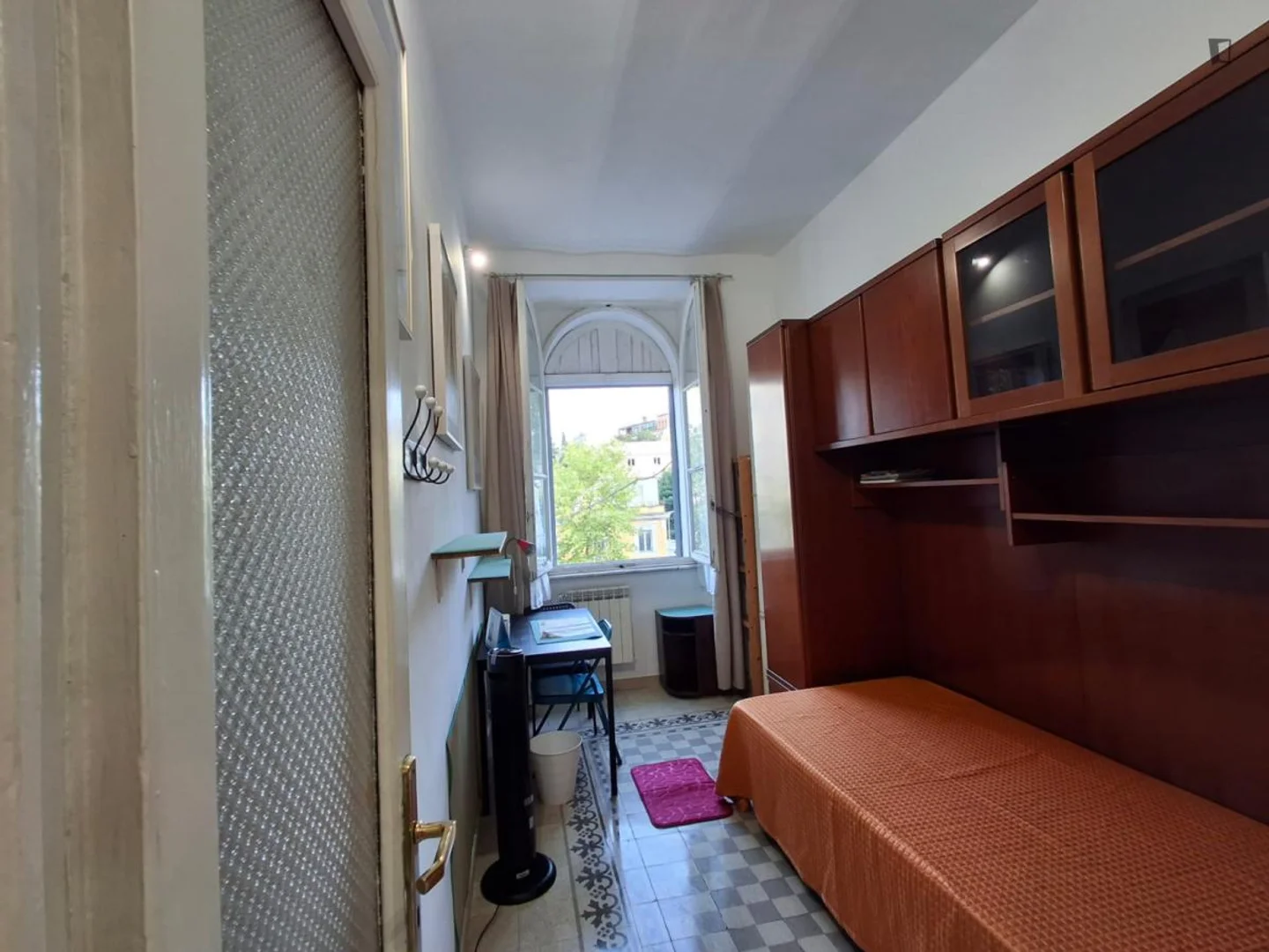 Quarto de estudante em  com área de estudo e instalações partilhadas