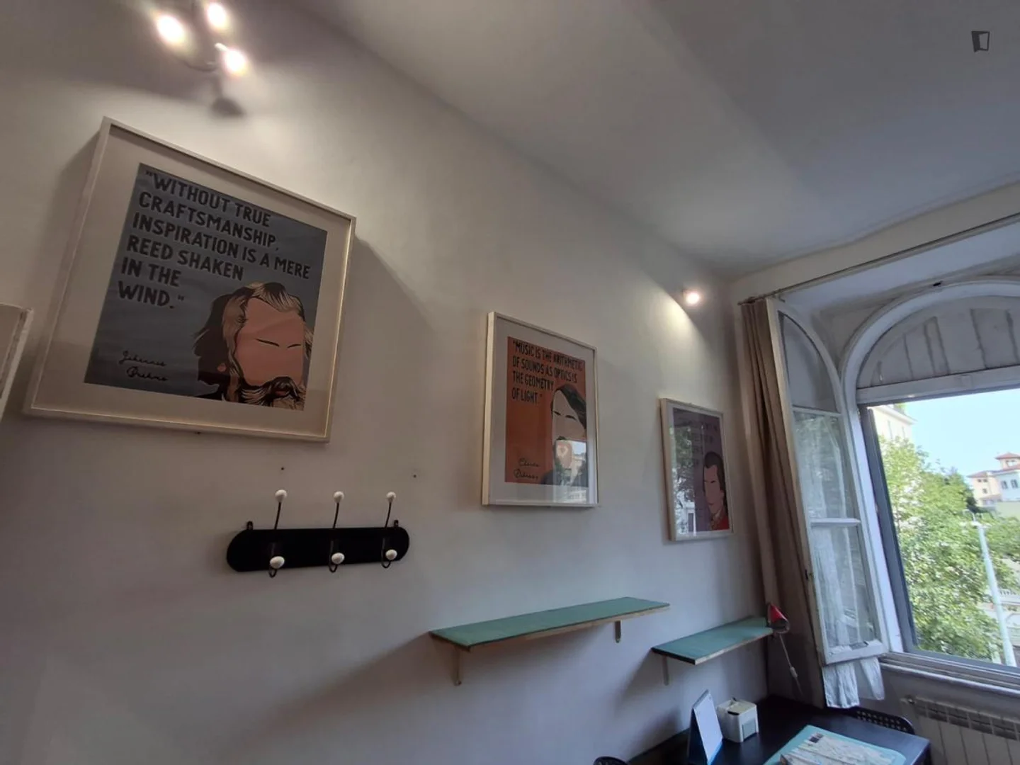 Quarto de estudante em  com área de estudo e instalações partilhadas