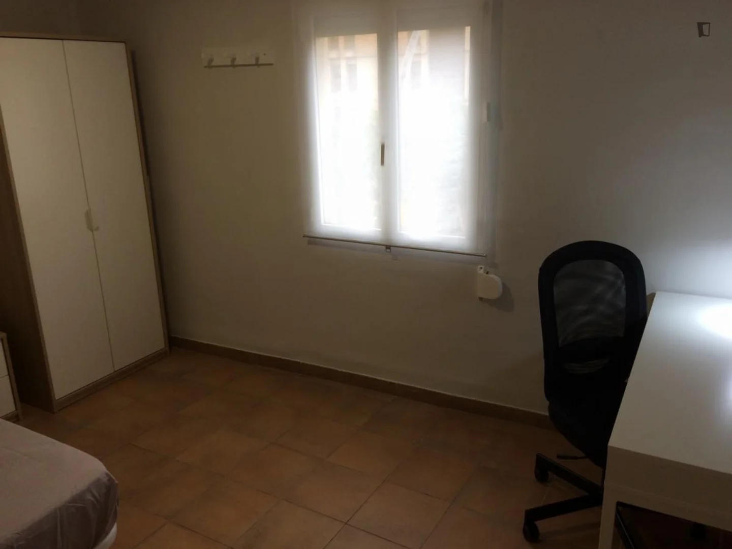 Functional student room perfect for studying in 