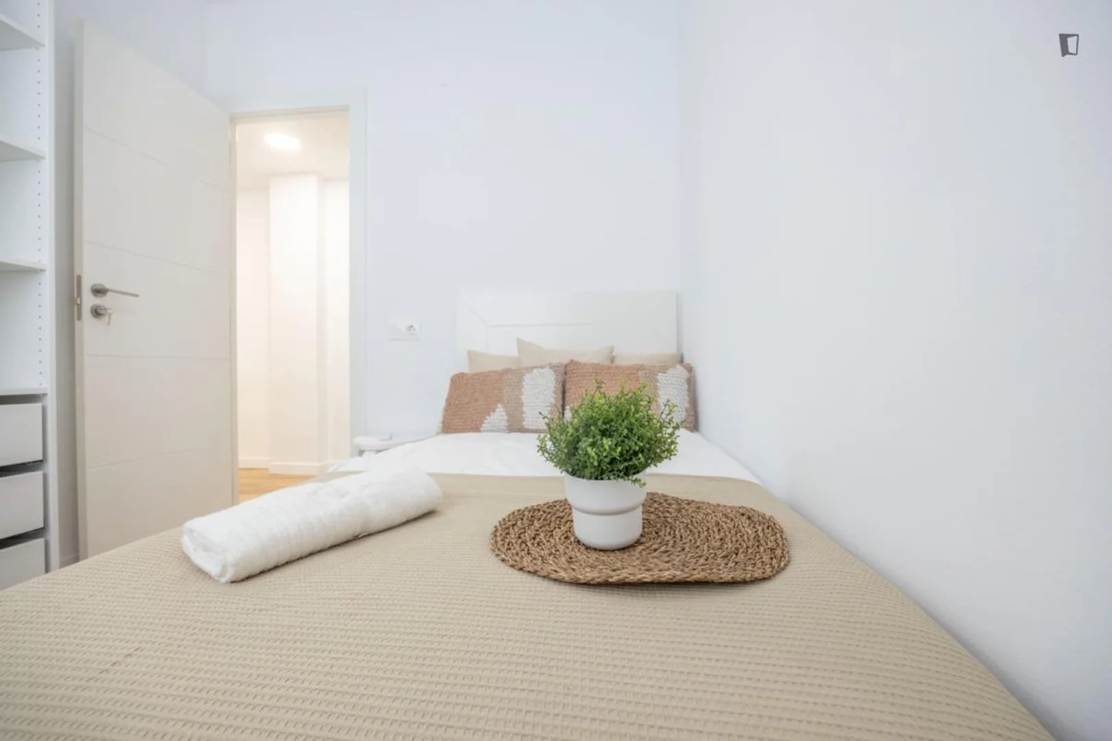 Student-friendly room in  with modern amenities