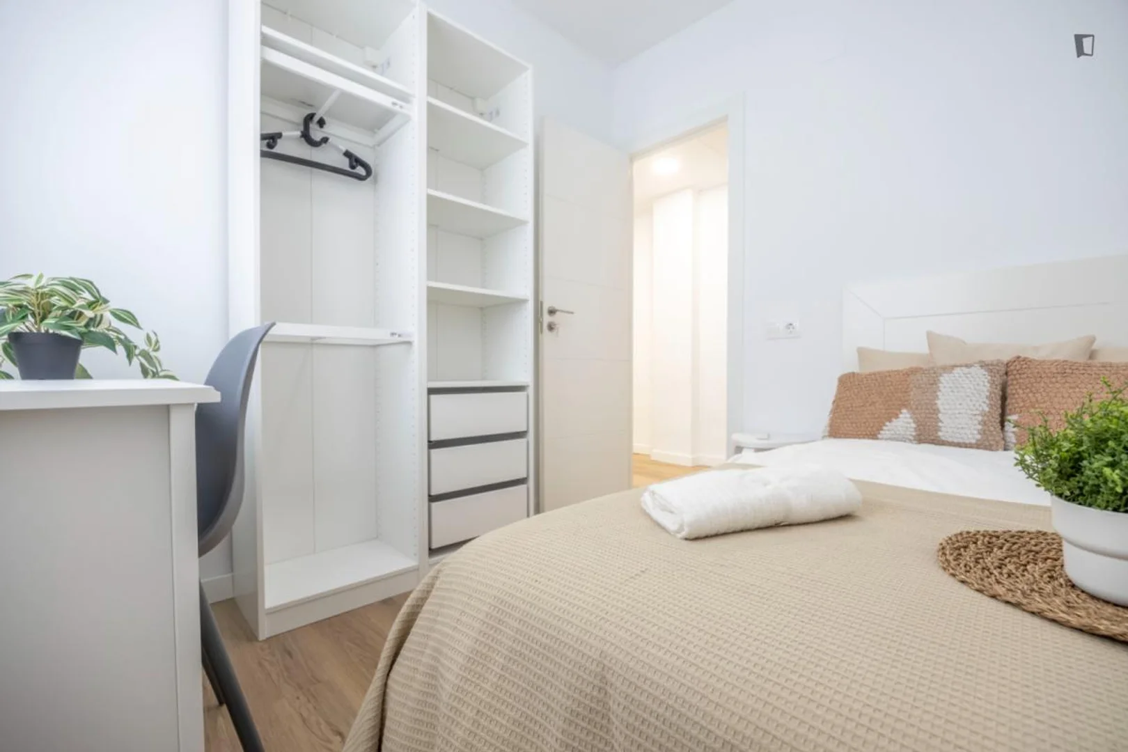 Student-friendly room in  with modern amenities
