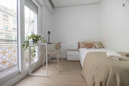 Private room at Carrer d'Emili Baró, image 3 of 19