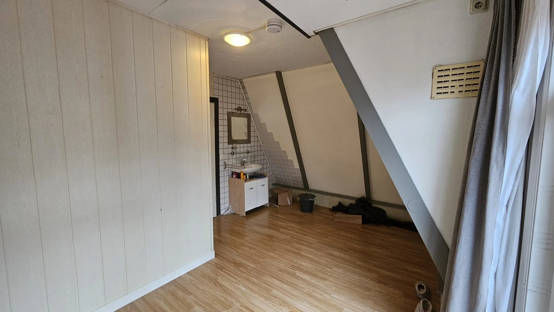 Chambre confortable pour étudiants disponible dans 