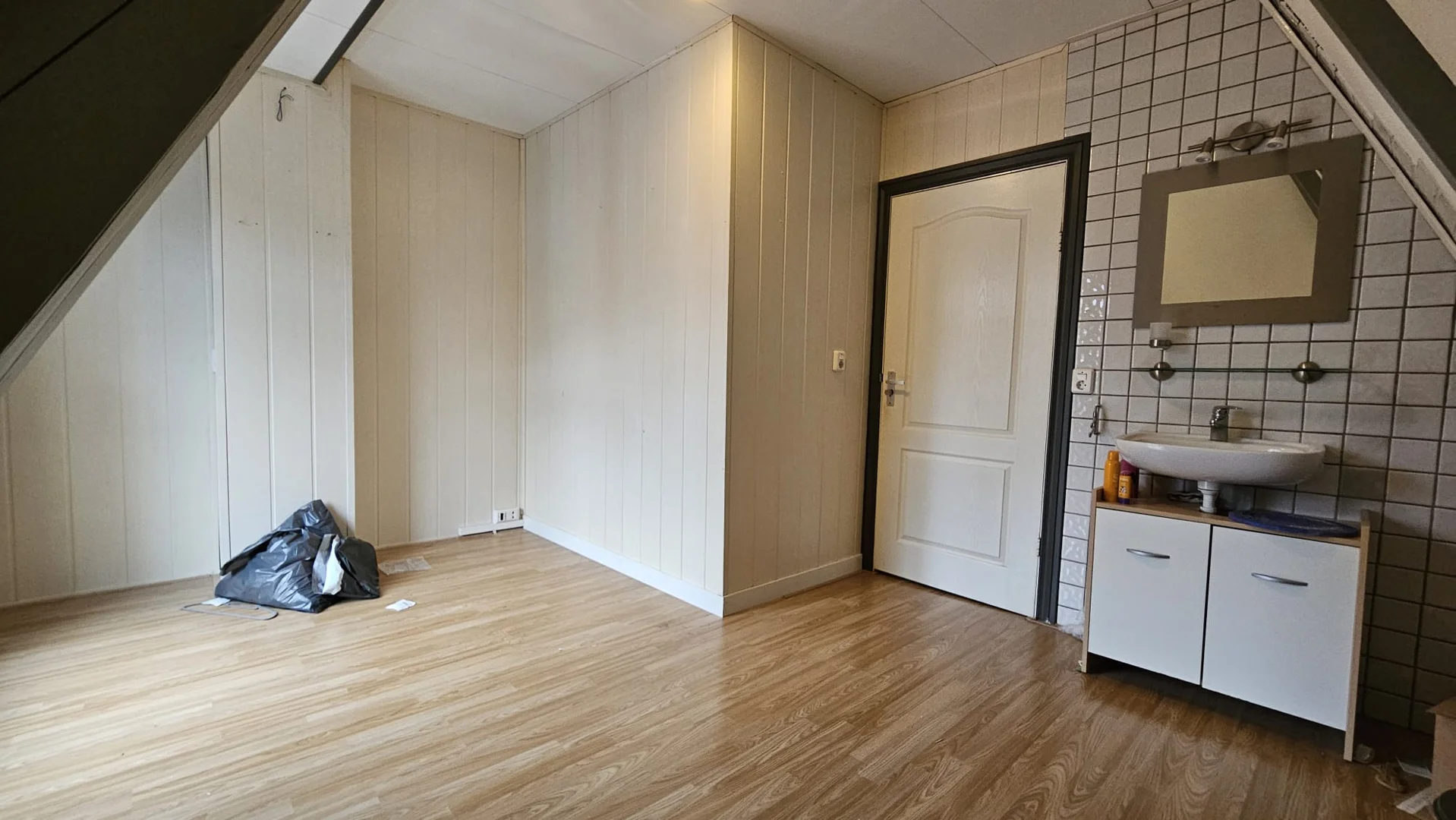 Chambre d'étudiant à  avec espace d'étude et installations communes