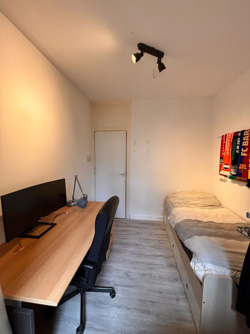 Comfortable and spacious student room in 