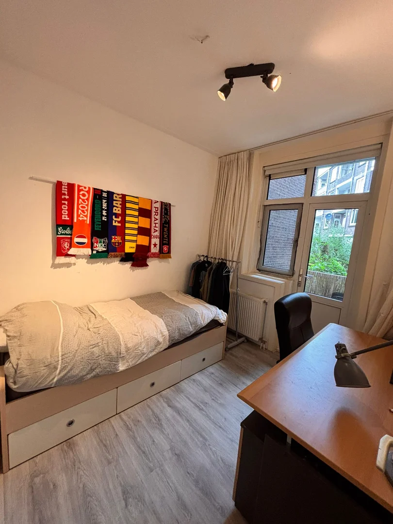 Functional student room perfect for studying in 