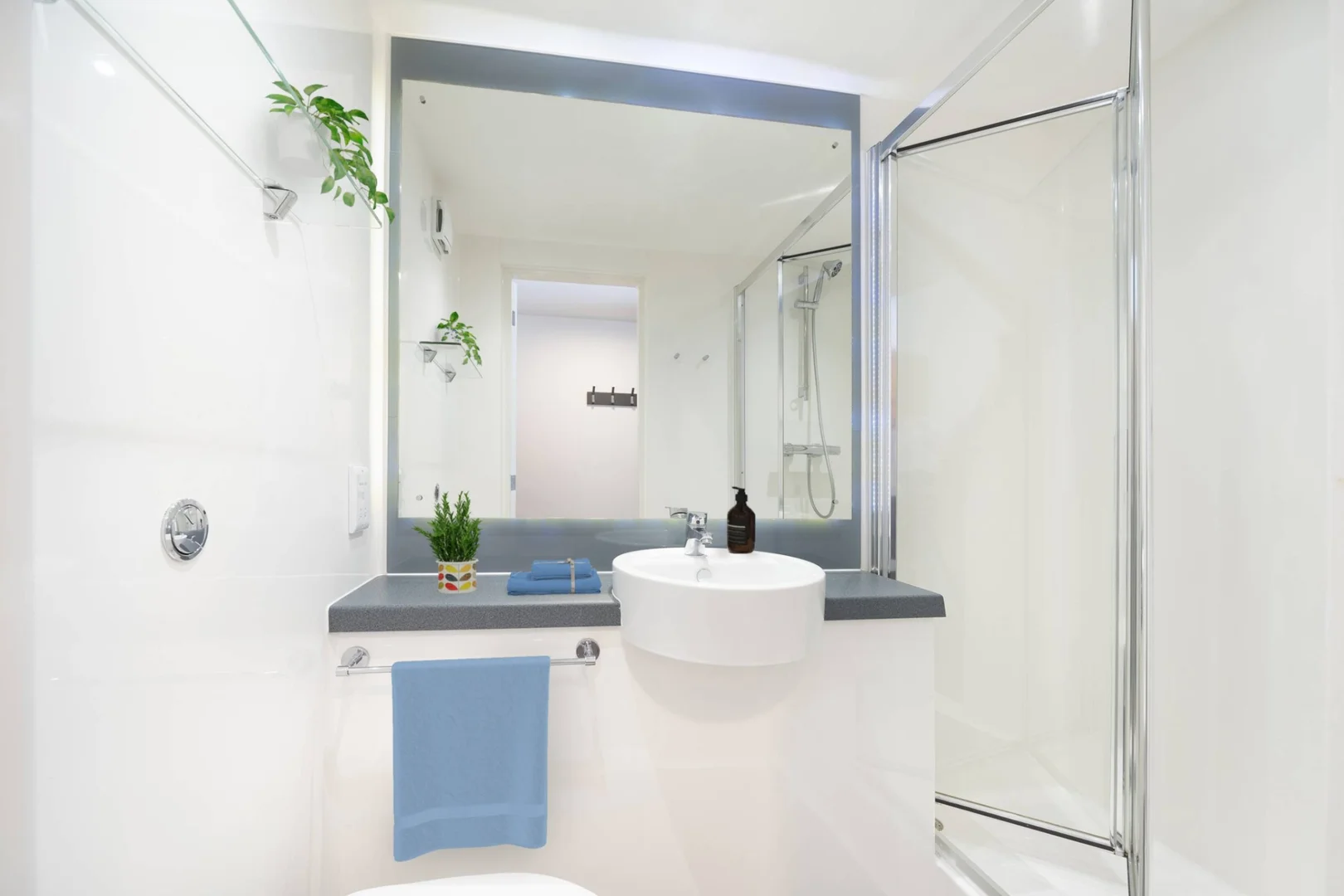 Quarto para alugar em apartamento de estudantes em , totalmente mobilado