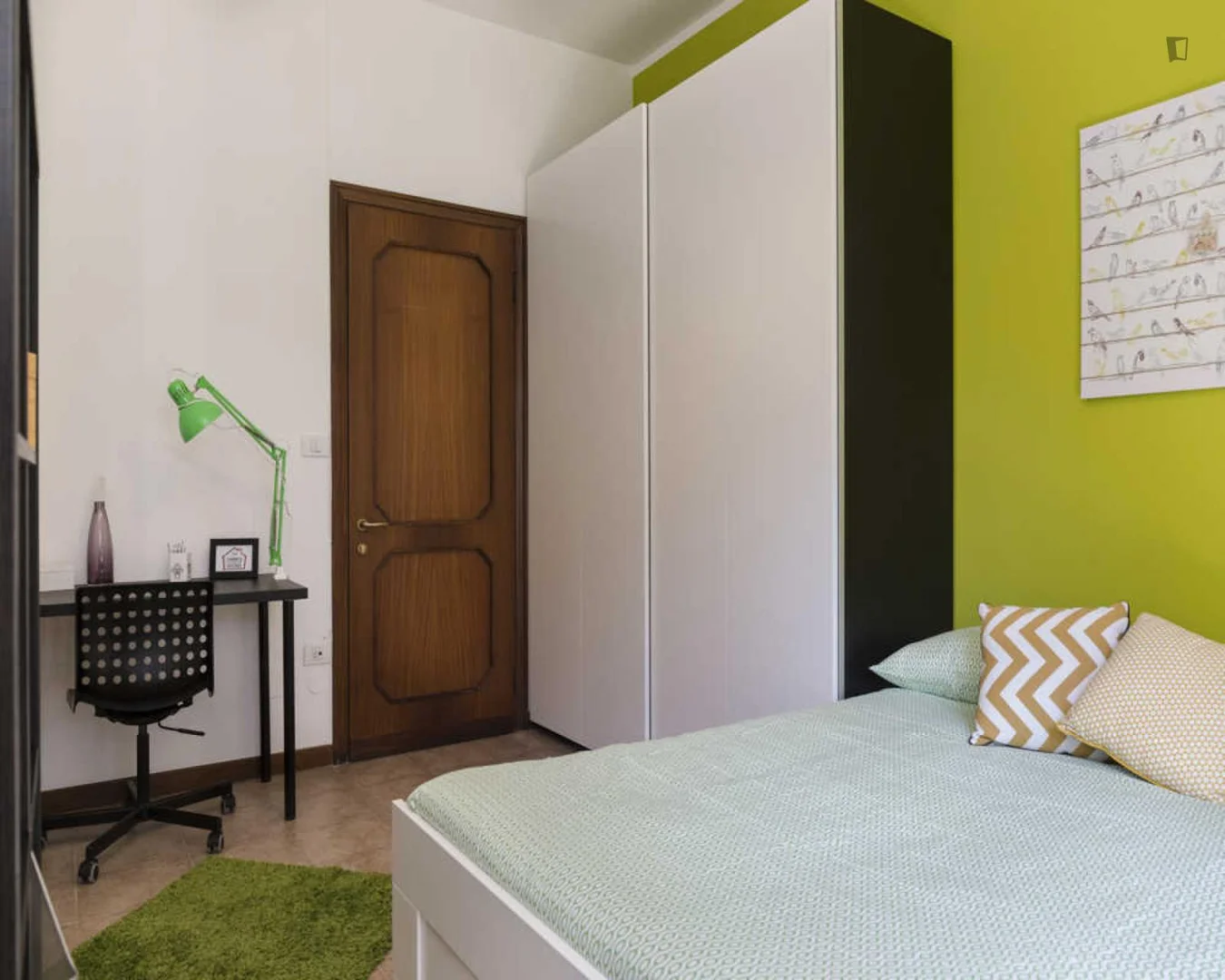 Quarto acessível para estudantes com iluminação ampla em