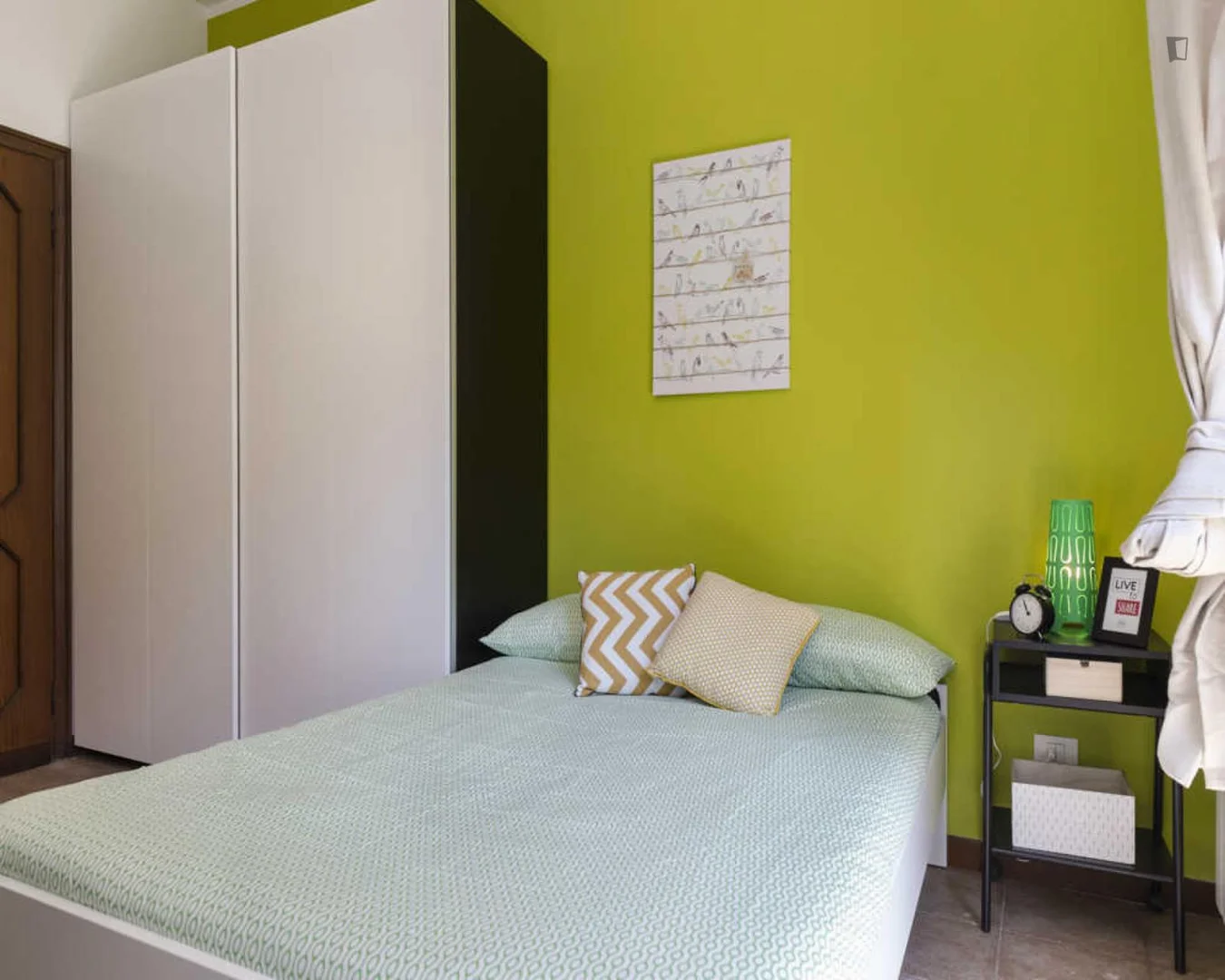 Quarto de estudante em com área de estudo e instalações partilhadas