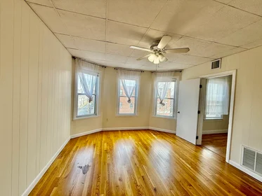Logement entier à 724, Cambridge St., Unit 3, Wellington, Cambridge, MA, 02141, image 1 de 10