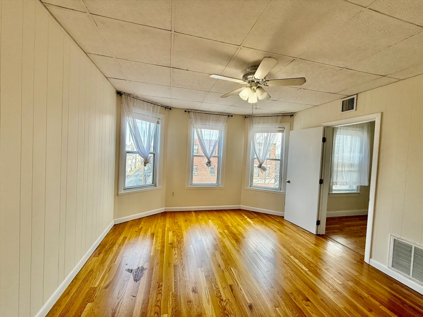724, Cambridge St., Unit 3, Wellington, Cambridge, MA, 02141