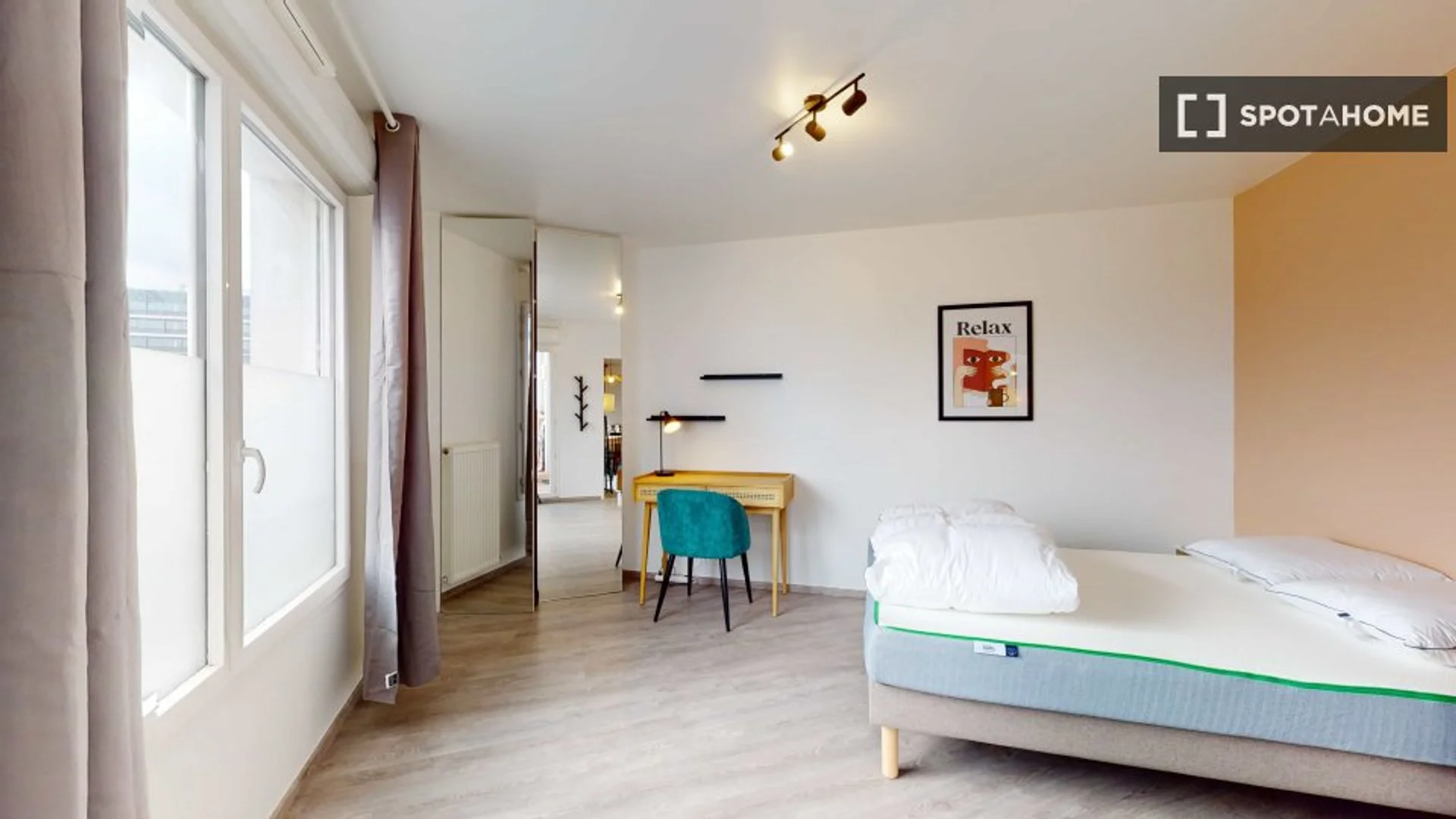 Student-friendly room in with modern amenities