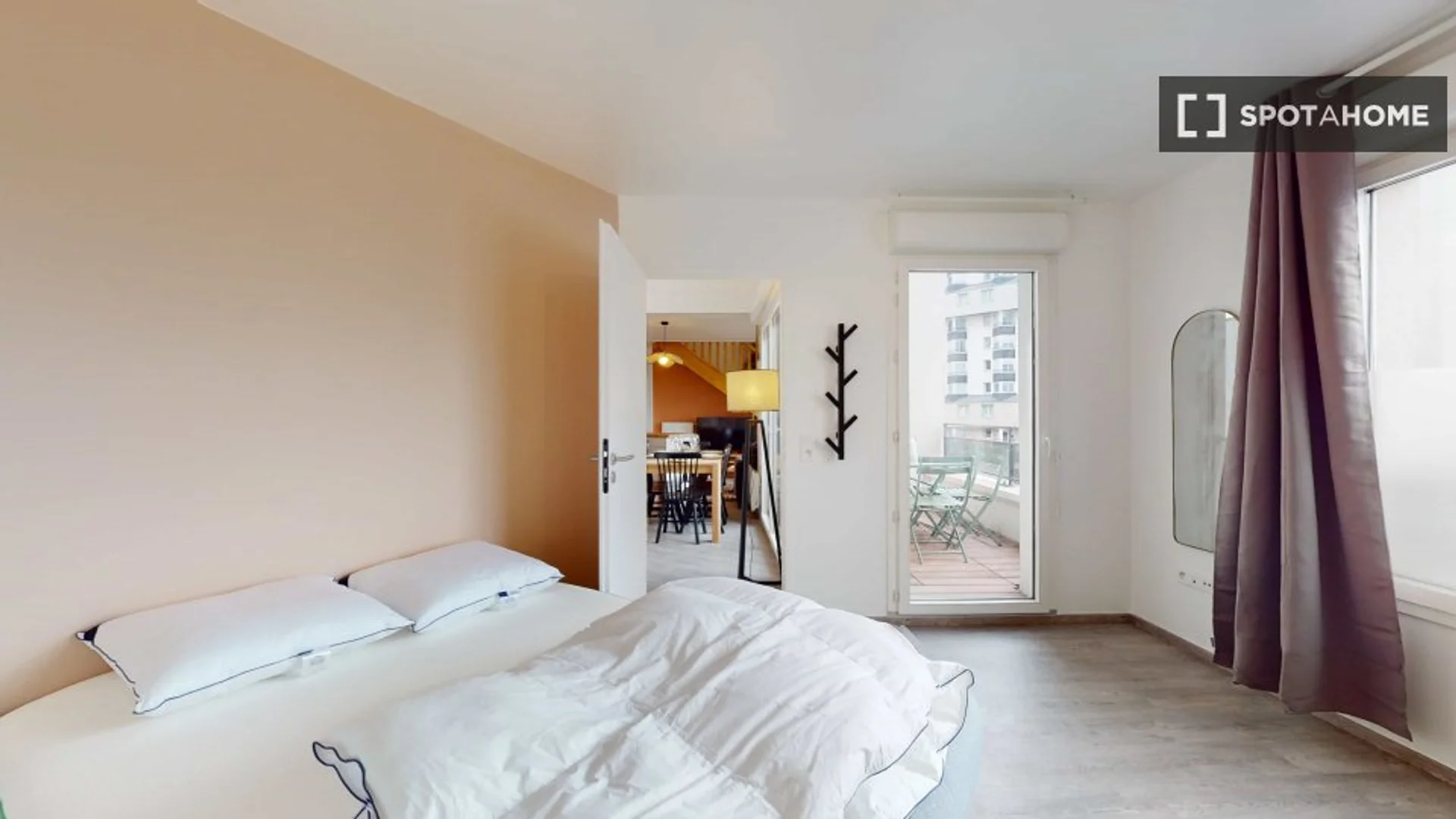 Bright and airy student room with easy university access in