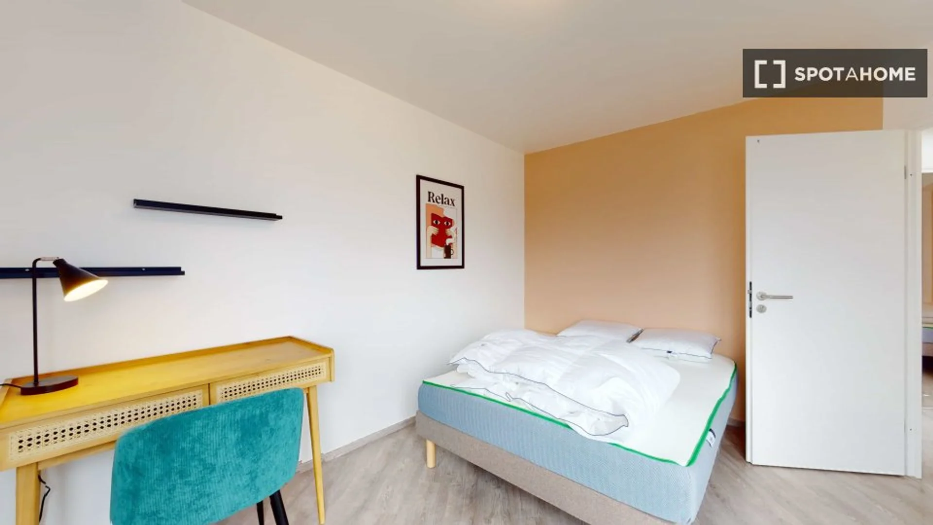 Bright and airy student room with easy university access in