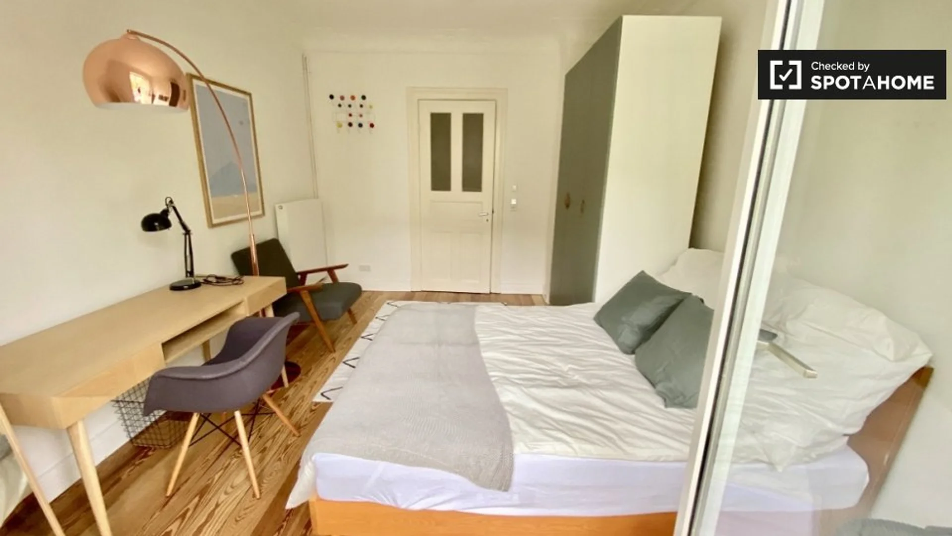 Chambre d'étudiant à  avec espace d'étude et installations communes