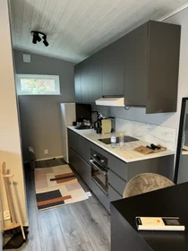 Habitación privada en Holmgårdsvägen 7B, imagen 1 de 13