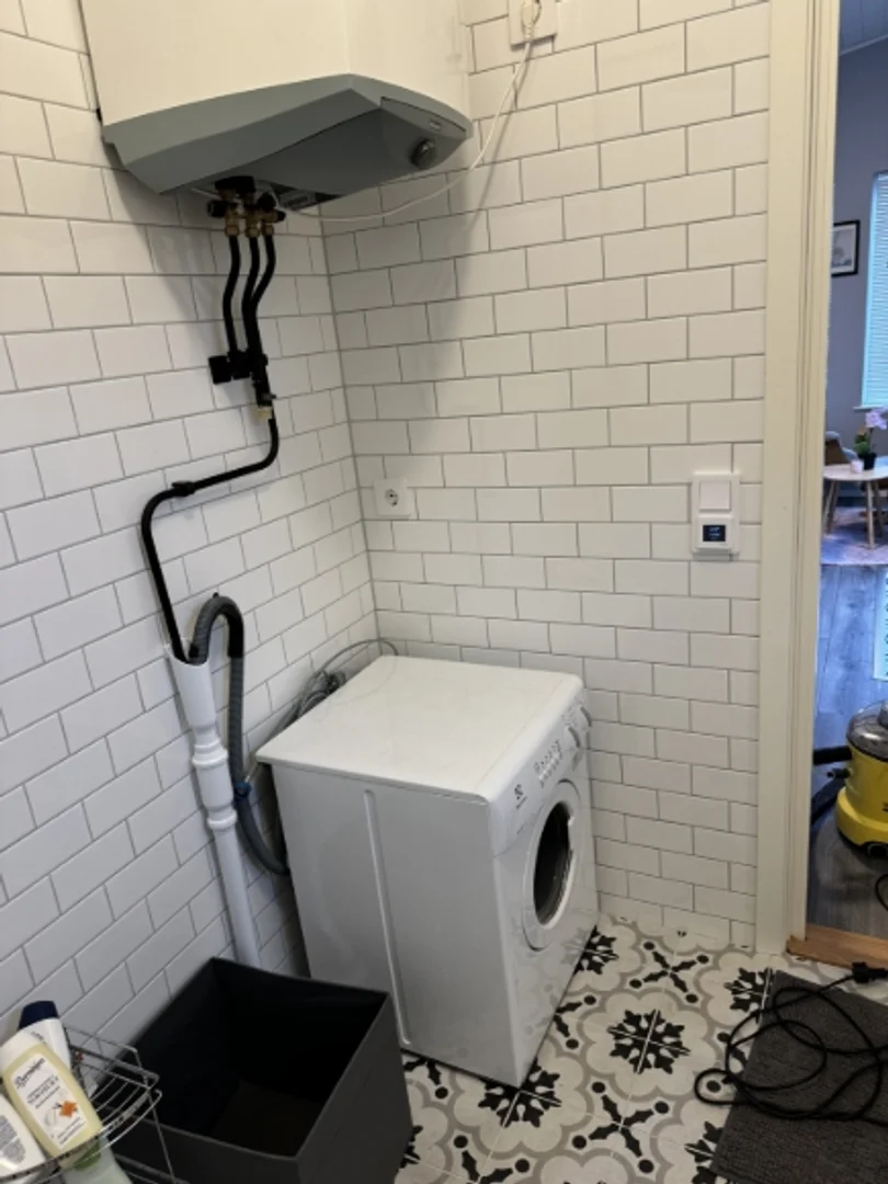 Habitación estudiantil luminosa y aireada con fácil acceso a la universidad en 