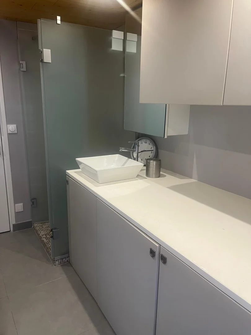 Comfortable and spacious student room in