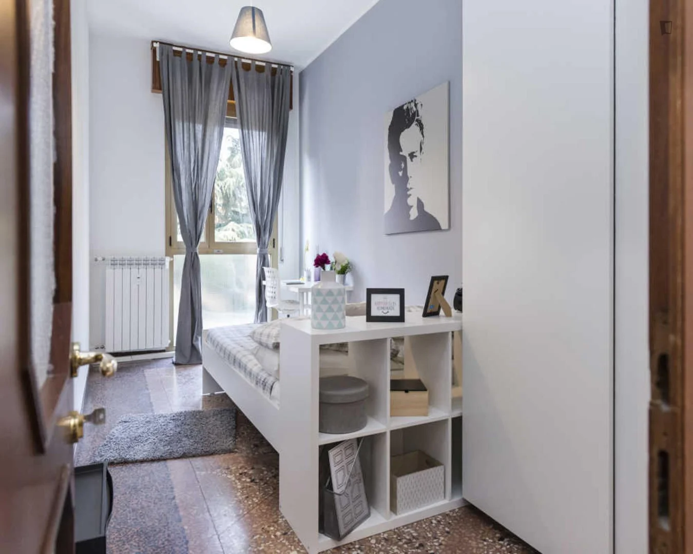 Habitación asequible para estudiantes con buena iluminación en