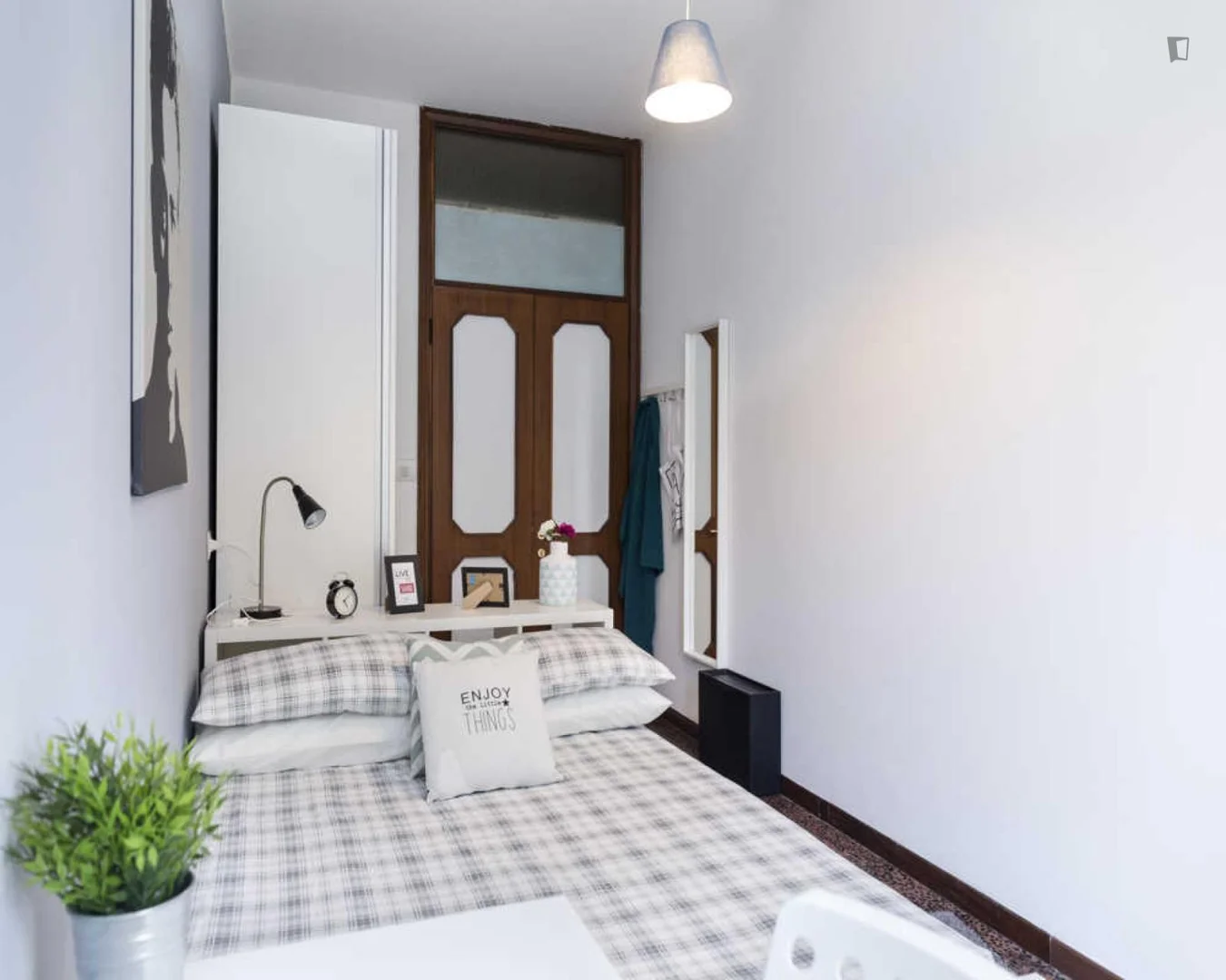 Habitación estudiantil amplia y cómoda en