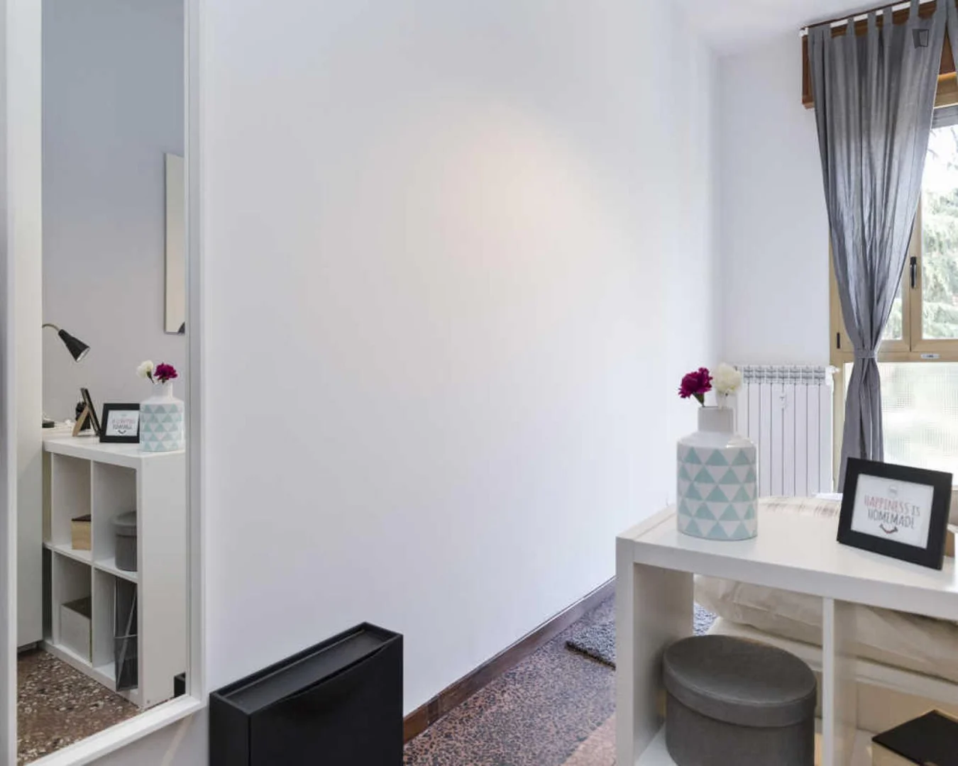 Habitación estudiantil funcional perfecta para estudiar en