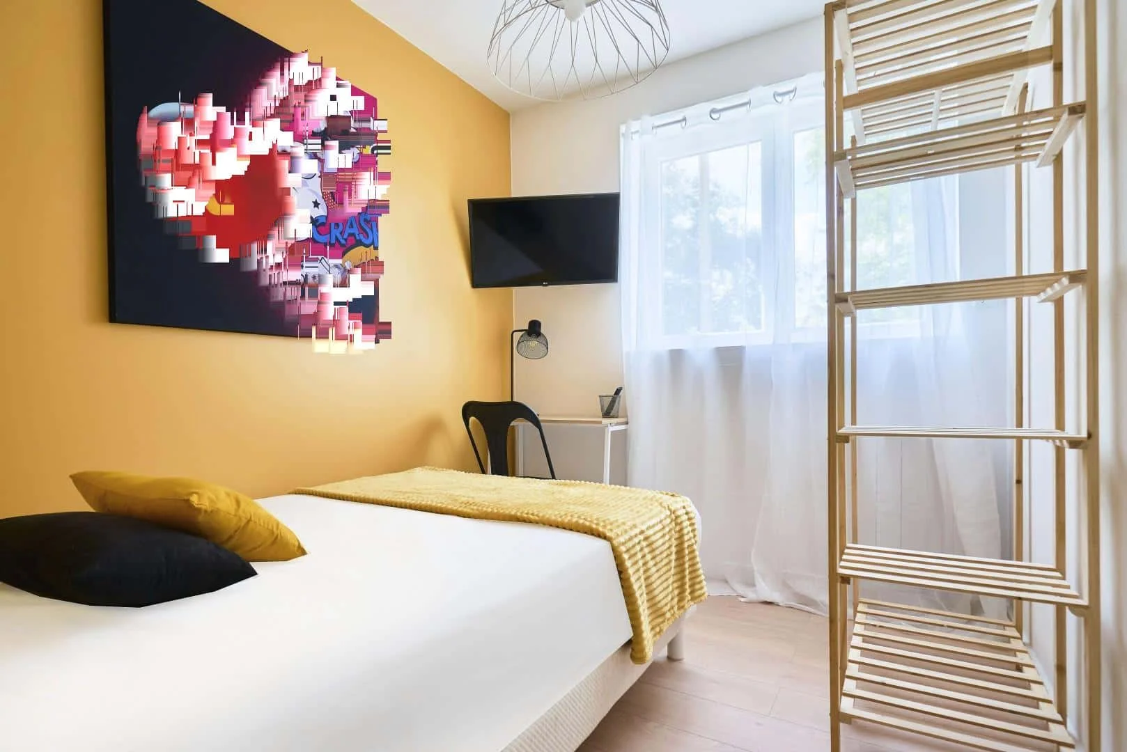 Habitación estudiantil luminosa y aireada con fácil acceso a la universidad en