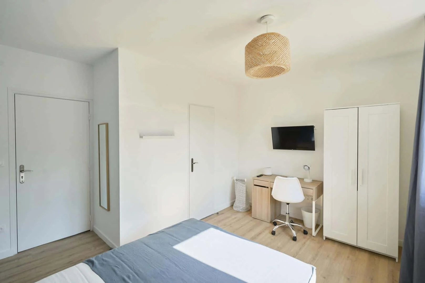 Chambre d'étudiant lumineuse et aérée avec accès facile à l'université dans