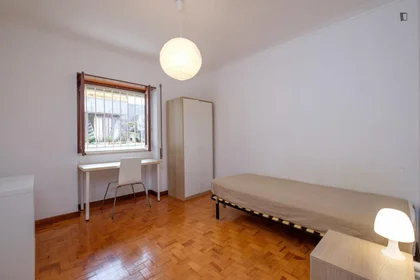 Chambre privée à Rua de Angola, image 1 de 10