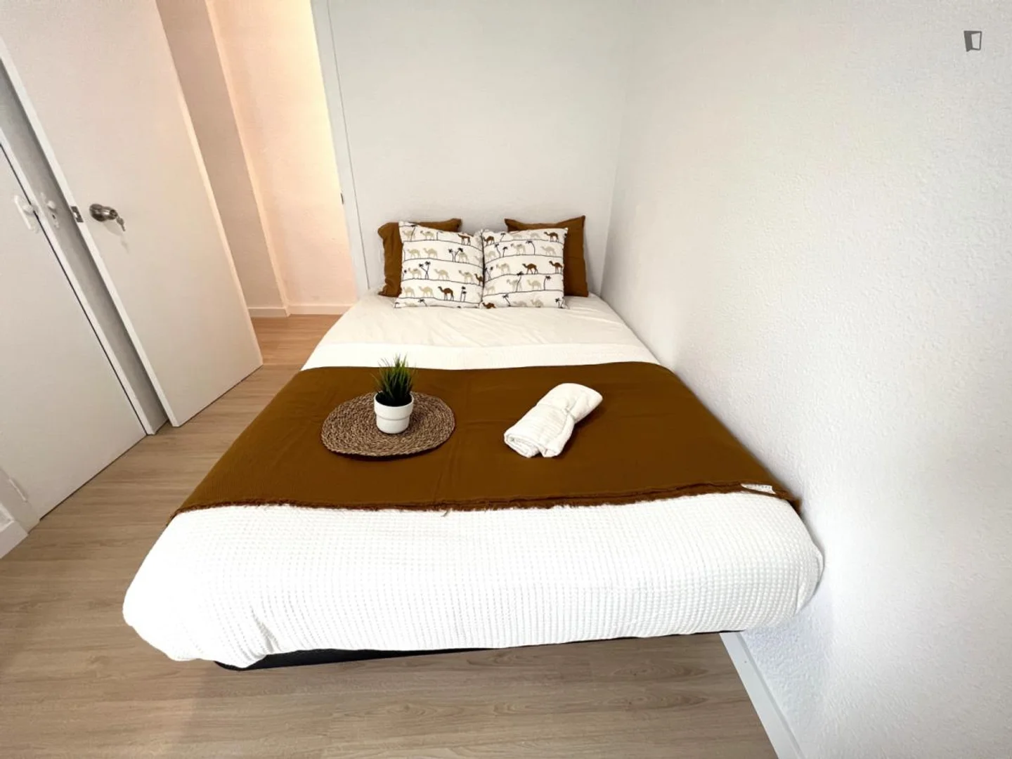 Chambre d'étudiant à  avec espace d'étude et installations communes