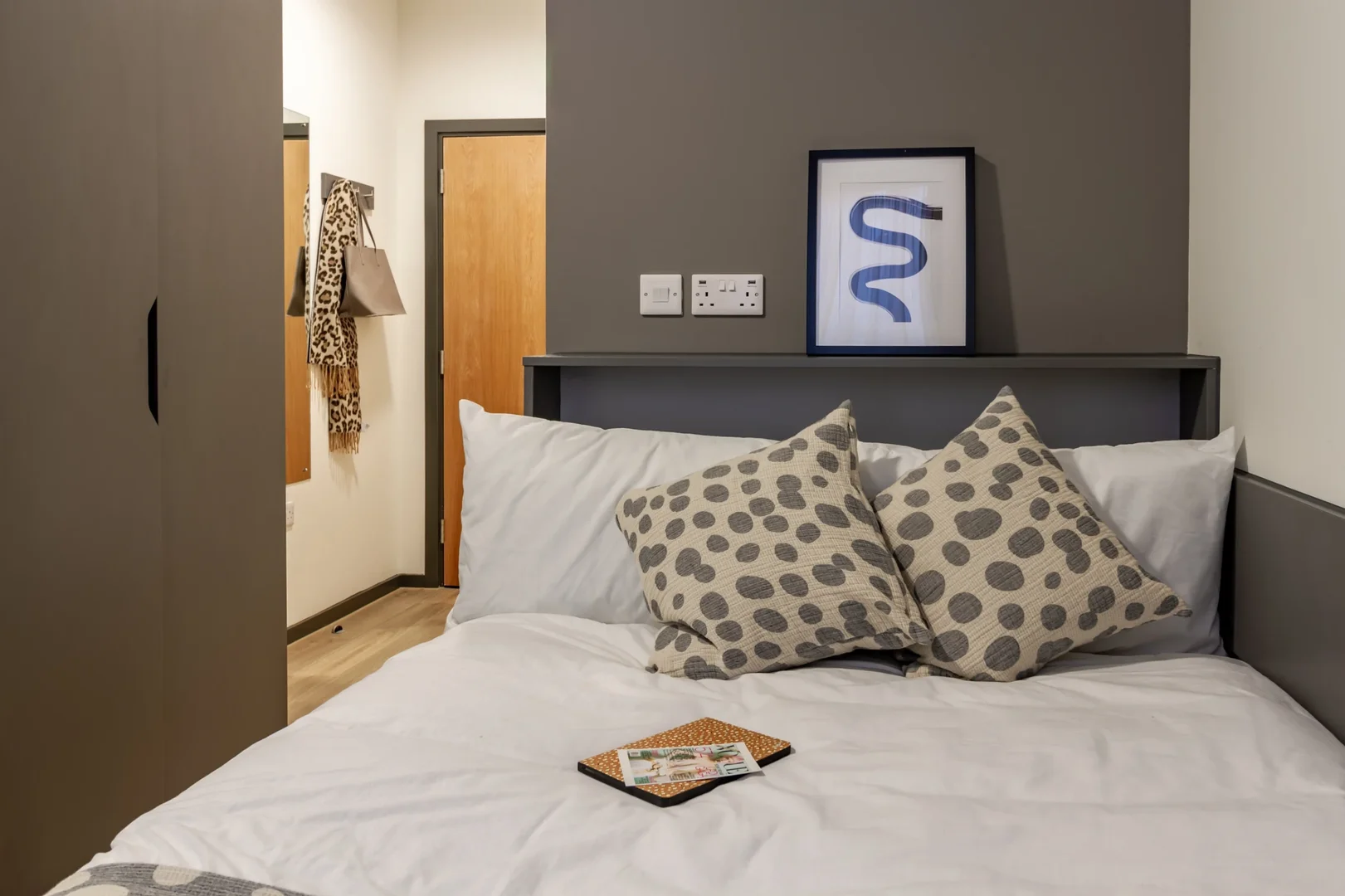 Quarto para alugar em apartamento de estudantes em , totalmente mobilado