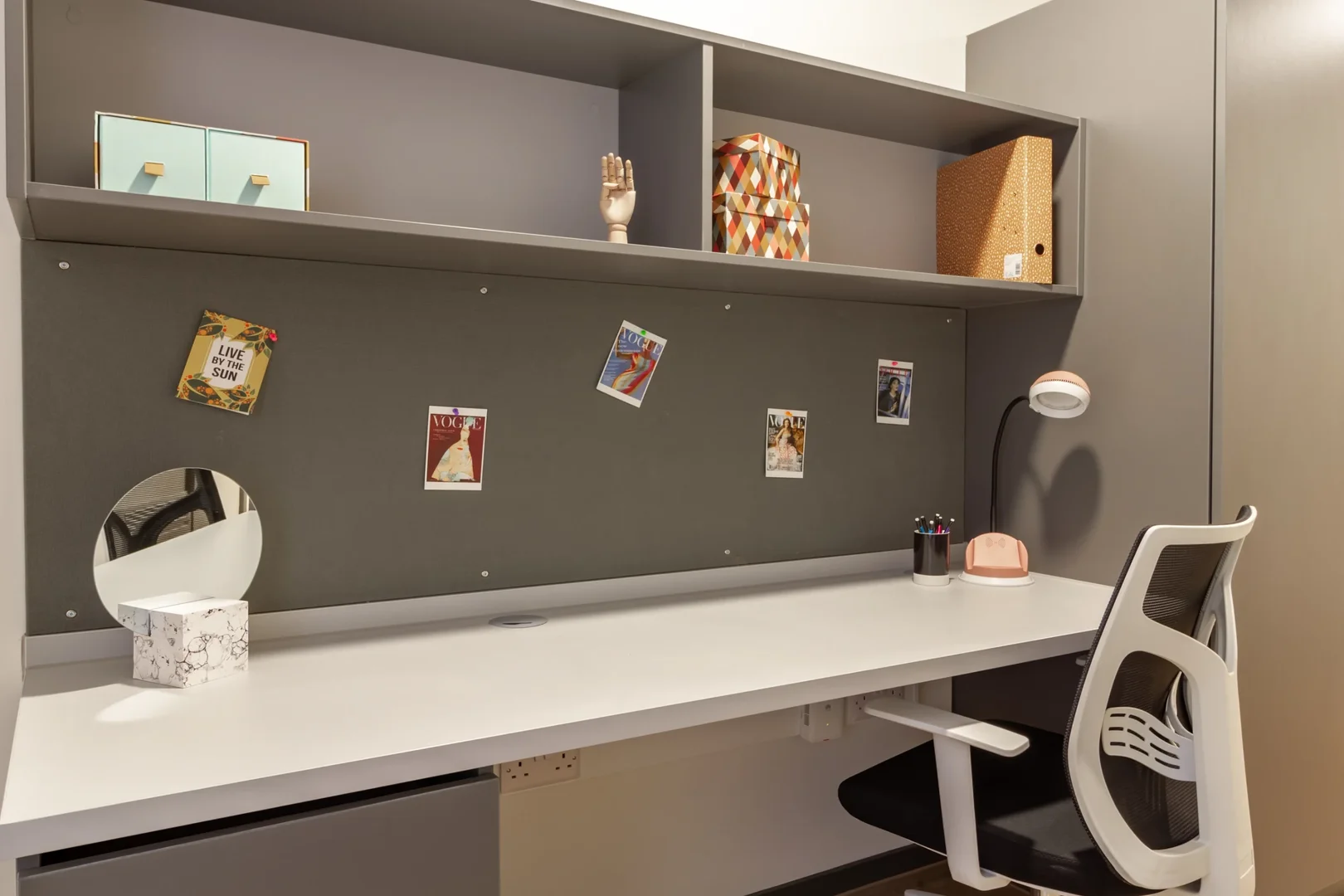 Quarto de estudante luminoso e arejado com acesso fácil à universidade em 